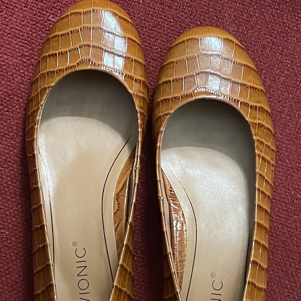 Brand New. Never worn Vionic Hannah Croc